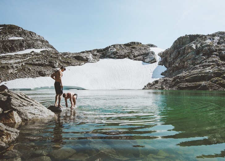 Afterski-bad tillsammans vid en norsk glaciär i J.