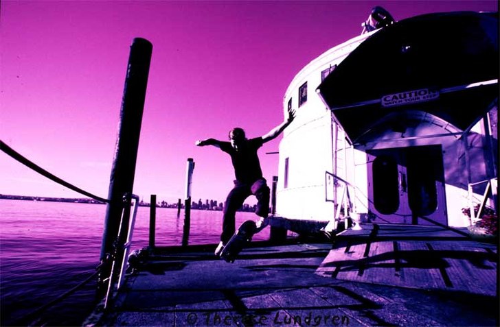 Laura Sliva kickflipping i Vancouver, -00. Foto: Therese Lundgren. Åkare: Laura Sliva.