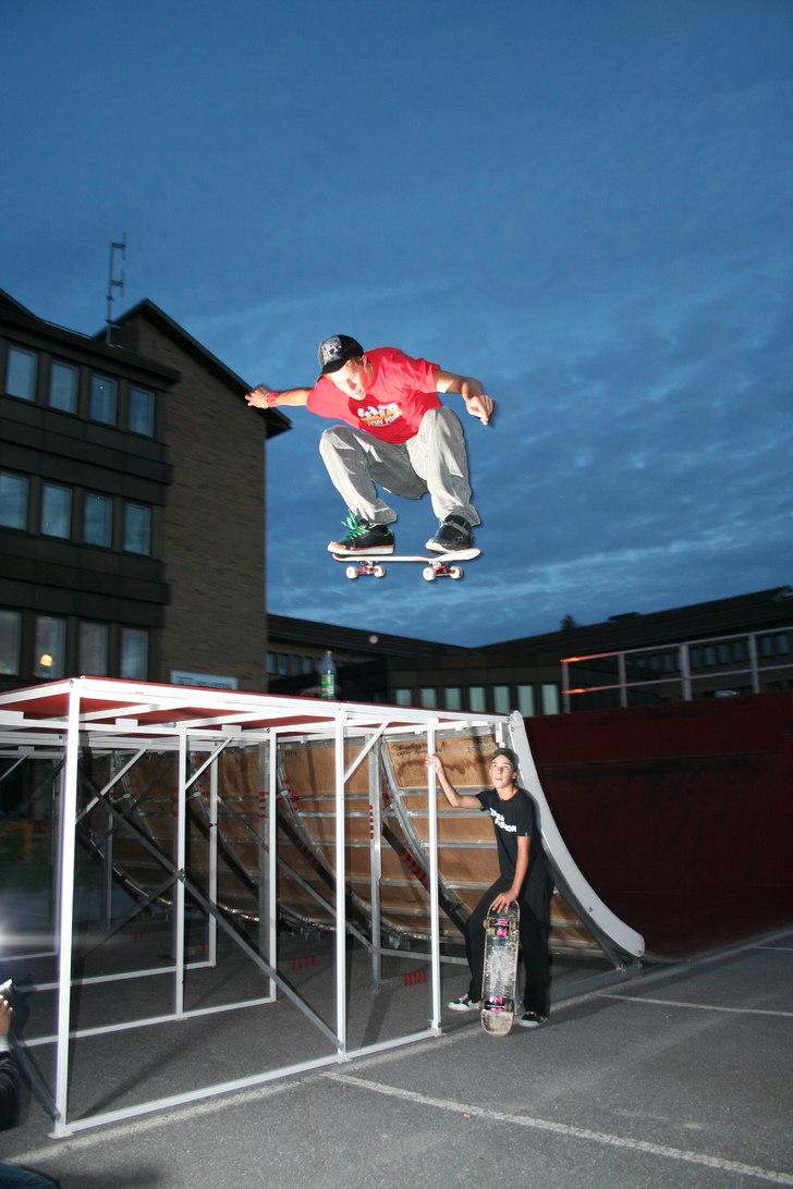 Hopp ner från hyffsat hög ramp, lite sketchy lan. Foto: Anton Östlund. Åkare: En rolig kille.