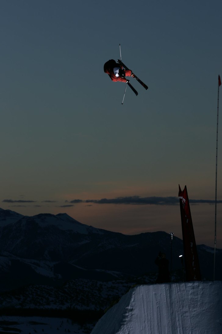 en alley oop snurr sent på kvällen på världens. Foto: Chris O'Connell. Åkare: Jacob Wester.