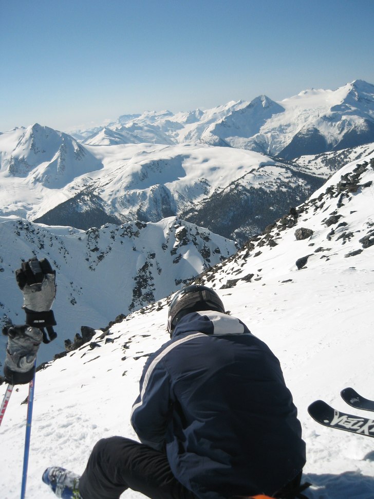 Disease Ridge och Fissile Peak syns i bakgrunden. Foto: David Clemensson. Åkare: Alexander Thurban.
