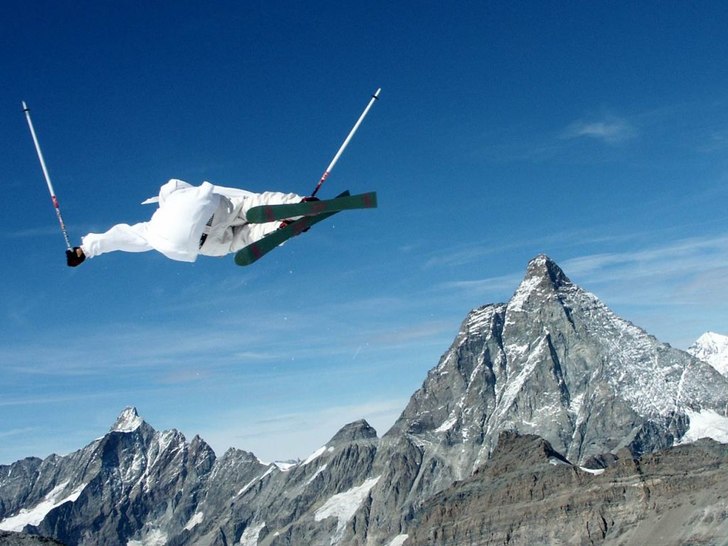 Jibber i halfpipen med Matterhorn i bakgrunden. Foto: Mattias Andersson. Åkare: Italiensk jibber.