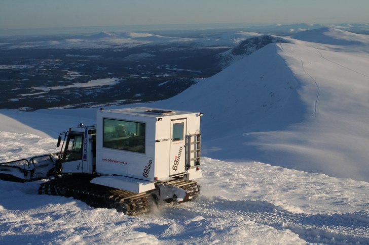 Catskimaskin på väg ner efter att släppt av oss. Foto: Nils Åslund.