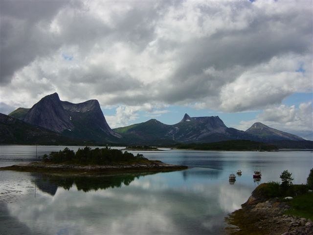 Mycket tidig midsommarmorgon vid Elfjorden några . Foto: Johanna Hjalmers.
