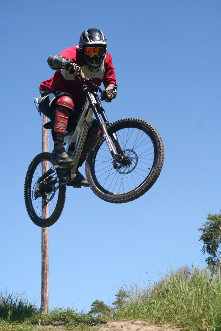 Ludde tar fart, tweakar och vinklar ner hojjen i b. Foto: Linus Hougland. Åkare: Ludvig "Ludde" Roos.