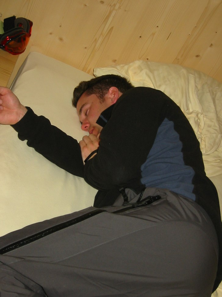 Sliten gutt på et hotellrom i zell am zee -04. Foto: roger.