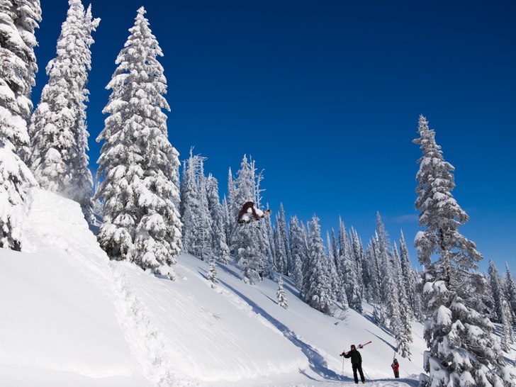 Ännu en bild från kicken över pistmaskinsspåre. Foto: Tomas Hallenberg. Åkare: Adam Laurin.