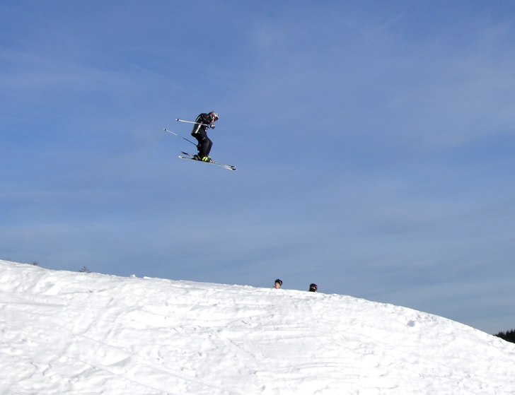 Hopp i grönklitt=D. Foto: Sven Bogg. Åkare: Niklas Bogg.
