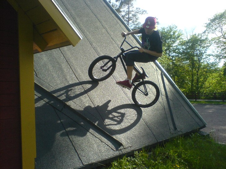 wallride på ett tak.. Foto: joel ericsson. Åkare: john ericsson.