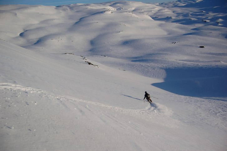 Härlig vårslush i kvällssol. Foto: Oskar Åslund. Åkare: Simon Börjars.