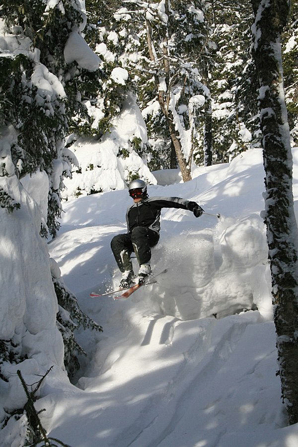 Kuddåkning i 170 cm djup snö är rätt skönt! F. Foto: Jonas Emilsson. Åkare: Bosse Vik.
