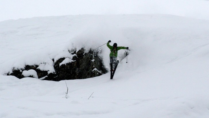 Viktor tar droppet jag fegade på. Inte så farlig. Foto: Johan Larson. Åkare: Viktor Häggander.