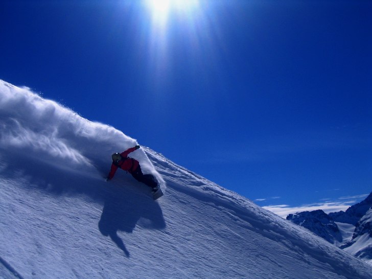 Gabbe greppar lite av den snön vi hittade som int. Foto: Martin Bengtsson. Åkare: Kristian Axelsson.