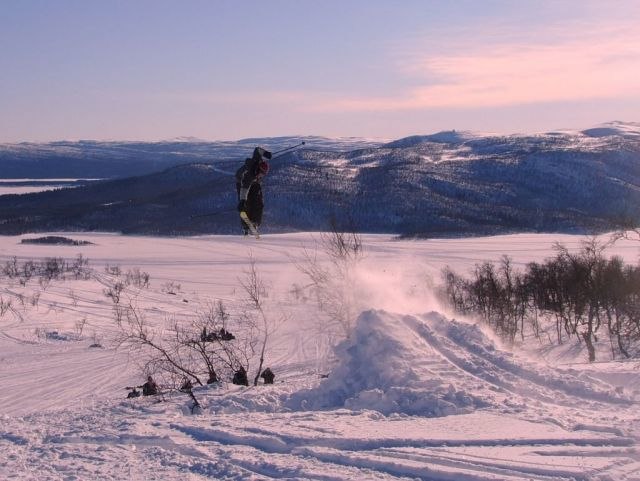 Halvrolig kick jag byggde på påsk. Tung landning. Foto: Kristoffer Stighall. Åkare: André Stighall.