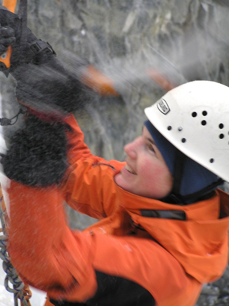Johanna Bergqist svingar yxor på Svingfossen i Rj. Foto: Johan Olofsson. Åkare: Johanna Bergquist.