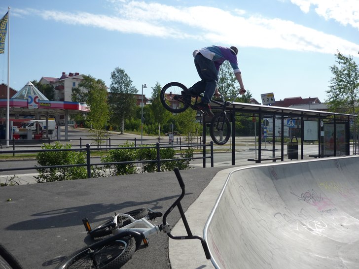 Dumped 360 uppför bowlen en solig dag! tyvär, s�. Foto: Robin Berglund. Åkare: Anton Olsson.