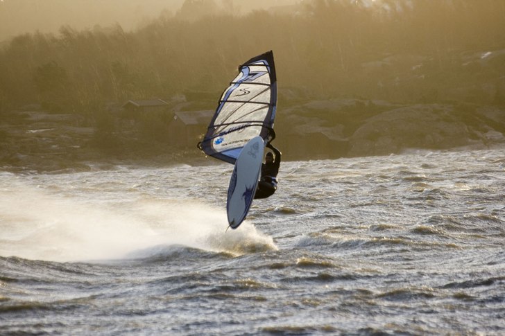 Surf i Orkanen "per" 28-40m/s. Foto: kristian Andreasson. Åkare: Daniel Kristiansson.