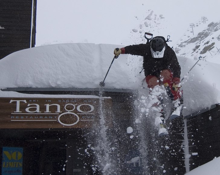 Ski in, ski out på Tango. Foto: André Listhaug. Åkare: Erik Evensen.