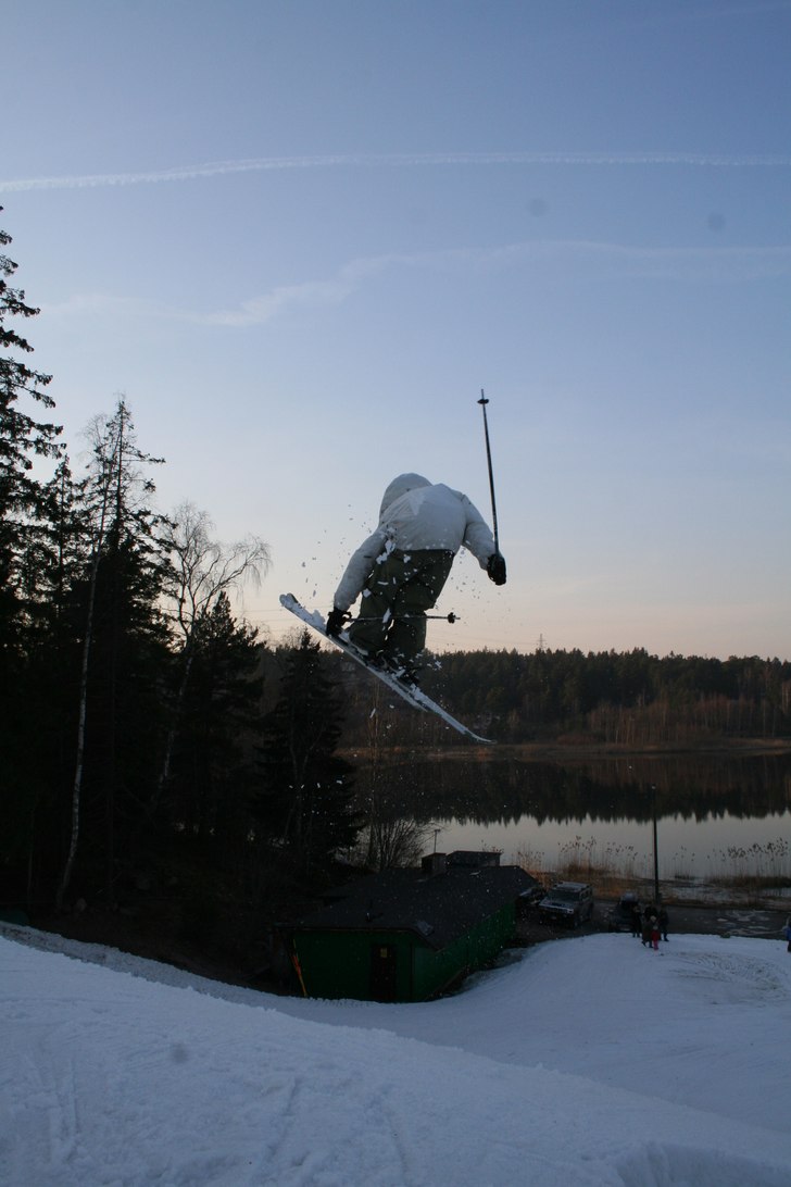 liten grab från sidokicken om man säger så... Foto: Emil Granöö. Åkare: Simon Delér.