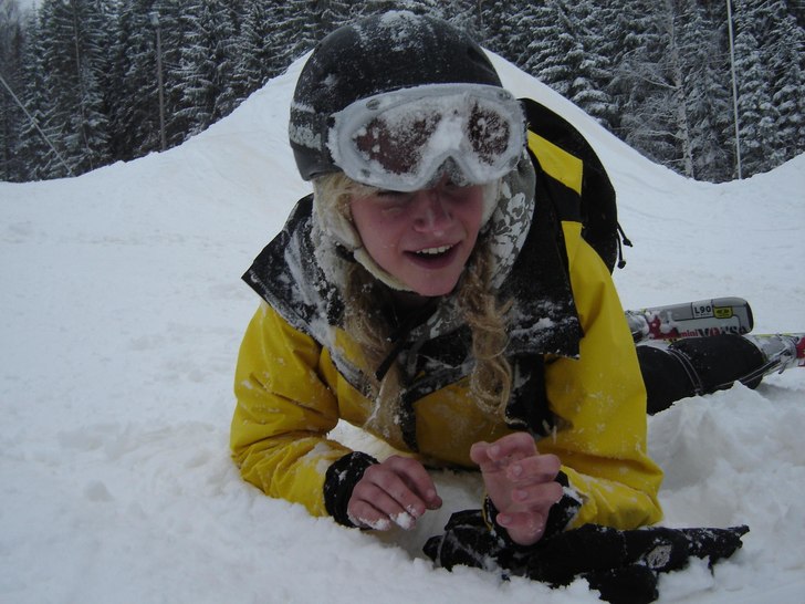 Vurpa med snowblades i puder snö är ingen hit :-. Foto: Cizzi Fredriksson. Åkare: Isabelle Morén.