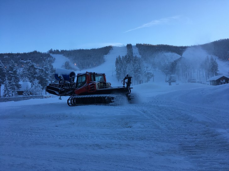 Uken har startet med nysnø fra himmelen og kanone.