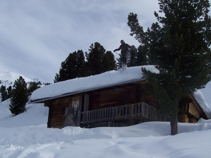 Ett litet najs, årligt husdrop i Ski-Zell. Fotot . Foto: Samuel Dalesjö. Åkare: Oskar Holmblad.