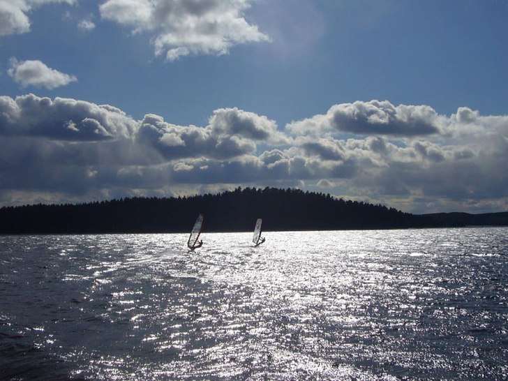 Lite försäsongssurf på hemmavatten. Det var 6 a. Foto: Mats. Åkare: Simon Öhrn & Tobias Lindell.