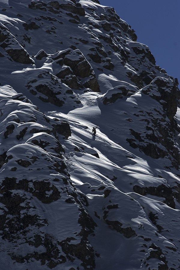 En bild på Emelie som kämpar sig upp.. Foto: Magnus Olsson. Åkare: Emelie Andersson.