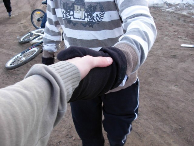 hand shake :D. Foto: patric andersson. Åkare: pär vikman.