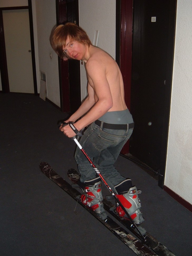 Elias testar turfunktionen på sina nya hippie sti. Foto: Andreas Holm. Åkare: Elias Holm.