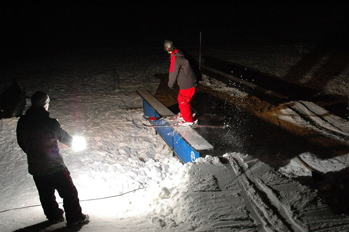 Sebbe Jibbar och Andreas håller blixten. Foto: Henrik Samuelsson. Åkare: Sebbastian Hjort.