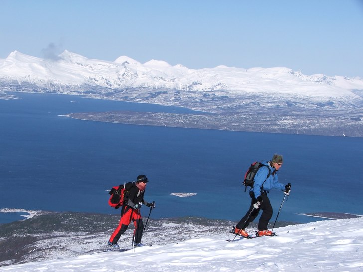 Mycket fin topptur, med utsikt över Lofoten och A. Foto: Mårten Lundin. Åkare: Andreas Fransson, Anna (gäst).