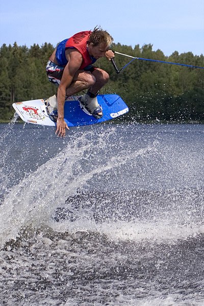 En varm dag kan man ju alltid åka lite wakeboard.. Foto: Magnus Lindbom. Åkare: Tomas Wall.