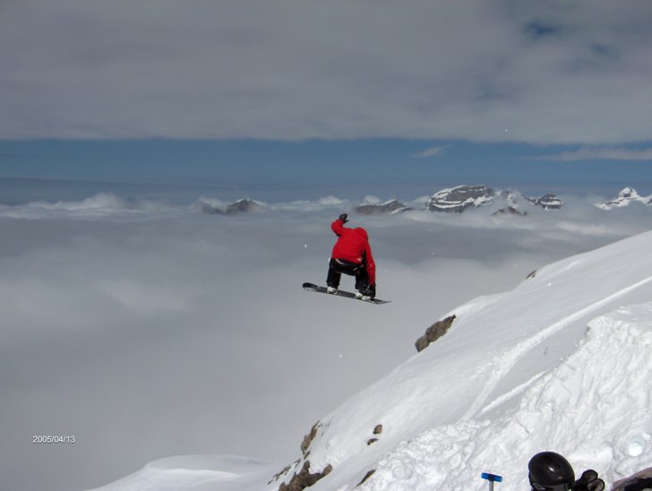 Fin dag i Engelberg, vi slappade och byggde en kic. Foto: Martin Livian. Åkare: Martin Norén.