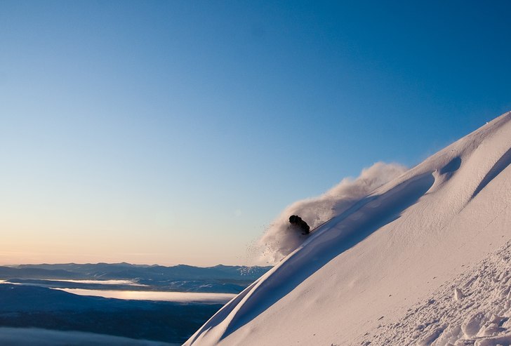 Jag tar en sväng i sjukt härlig snö på skutan . Foto: Adam Holm. Åkare: Marcus Olsson.