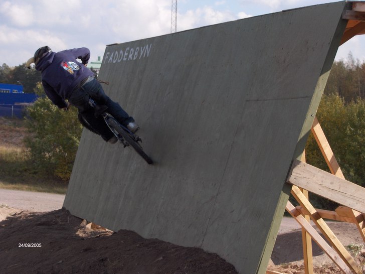 Hoppar för försat gången wallriden i fadderbyn,. Foto: Joakim Larsson. Åkare: Karl-luis Reyes.