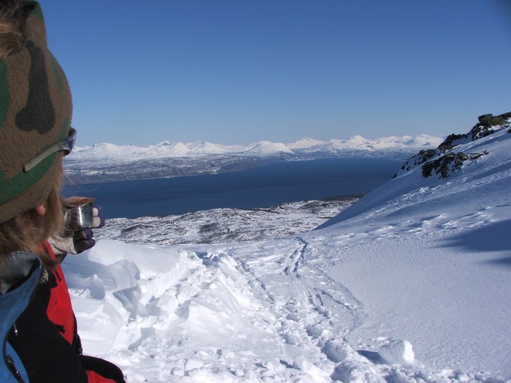 Mycket fin utsikt över fjord och fjäll. Foto: Mårten Lundin. Åkare: Andres Fransson, Anna (gäst).
