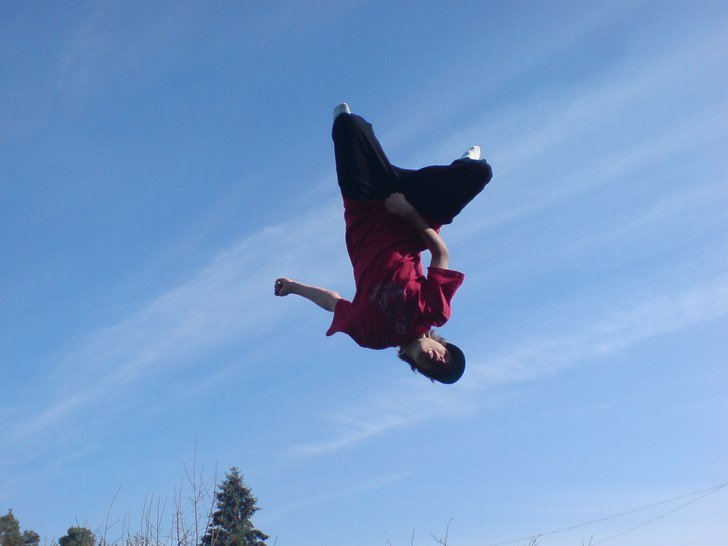 eric kör en backflip super ultra punggrab. Foto: kim skog. Åkare: eric johansson (kruxelidux).