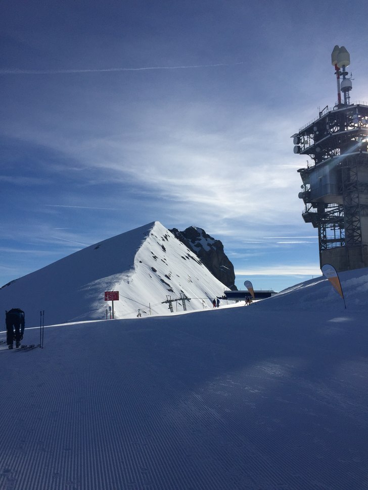 Titlistopp i morgonsol, taget från bergstationen.