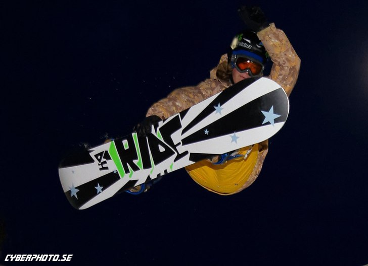 fs air under half pipe sm. Foto: okänd. Åkare: erik fernvik.