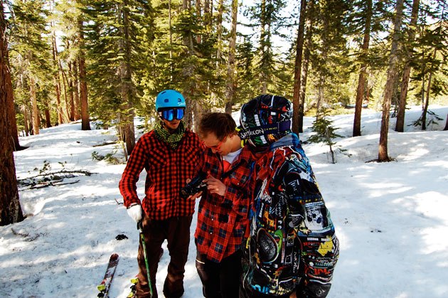 Åkare: Blake Nyman, Anthony Boronowski, Paco Garcia, checking out footage.