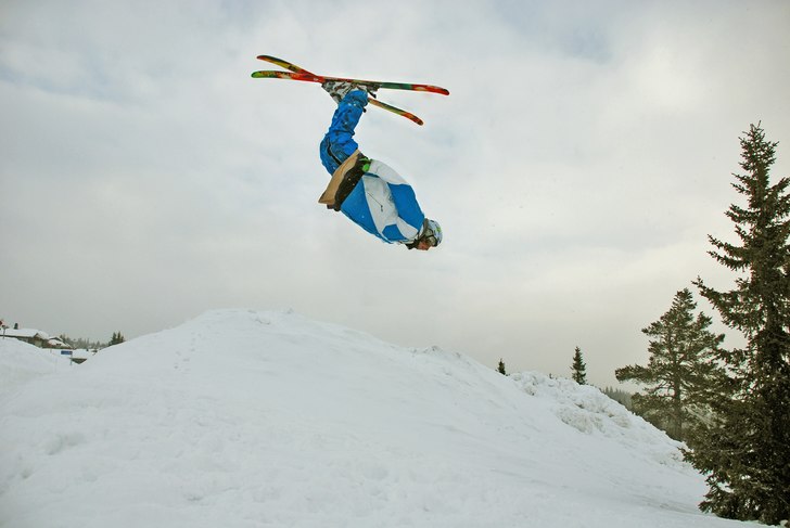 utsträckt bakåtvolt med kors. Foto: Superunknown. Åkare: Jesper "jeppenator" Norén.