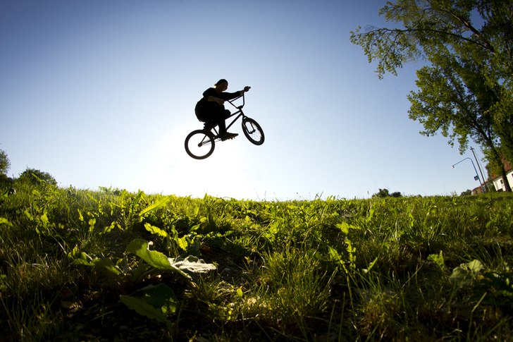 Ville ta en ball motsolsbild med åkaren som silue. Foto: Rasmus Viktorsson. Åkare: Filip Kjellberg.