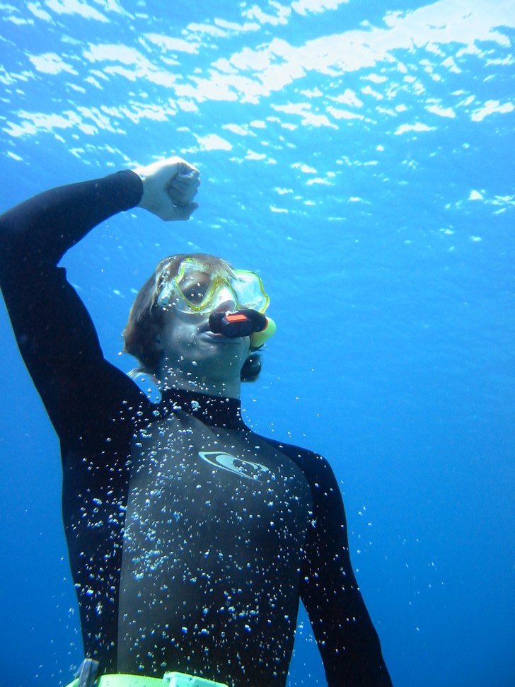Påväg upp från det djupa blå på 7-8 meter.. Foto: Mattias Lindh. Åkare: Moi.