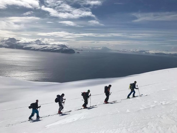 Våren i Lyngen topptur på en av öarna utanför,.