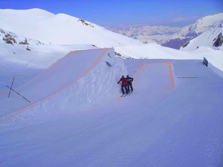 Störste hoppet i Taravana Freestyle 2006, Les Deu. Foto: Sammy Pergament. Åkare: Emil Sauer, Kenn Meier.
