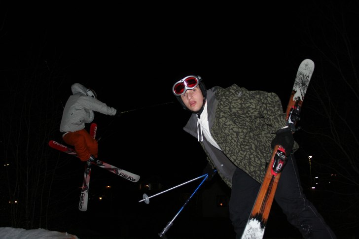 Joakim gör en 180 tail nerför en klippa medans i. Foto: Johan Olsson. Åkare: Joakim.
