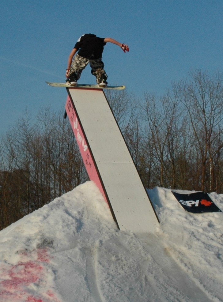 står och balanserar längst uppe på boxen (skit . Foto: erik lindhe. Åkare: lukas tevall.