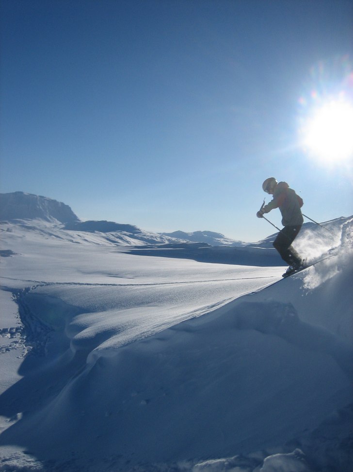 Fint och soligt i gränsen med massor av snö!. Foto: Henrik Blom. Åkare: William Flodström.