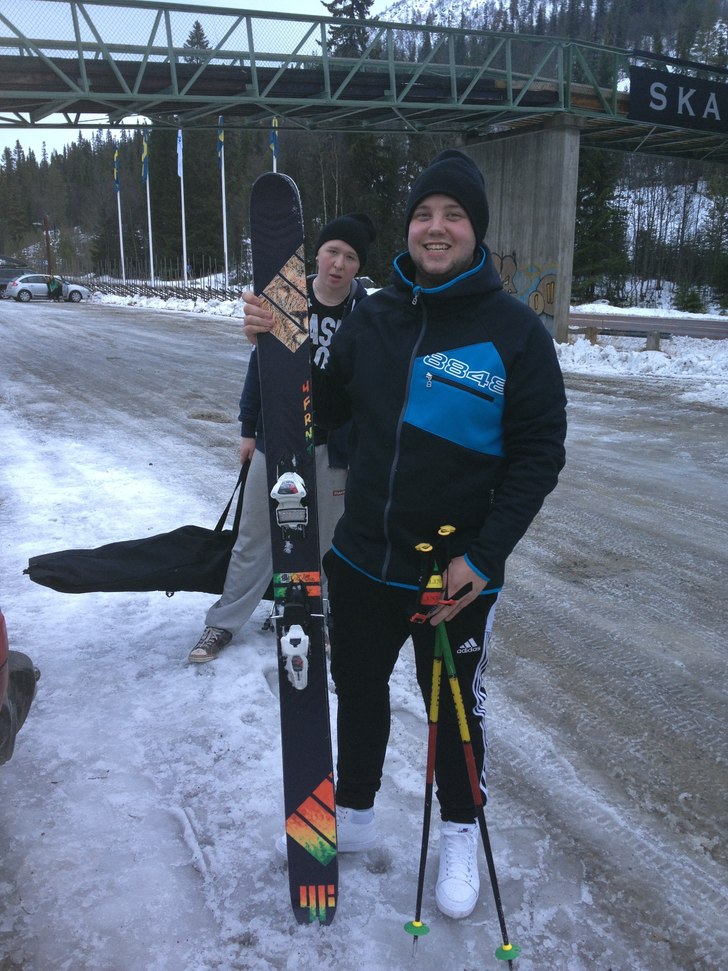 Foto: Hans Hansson. Åkare: Emil Fält ( fotobombing " Stoffe Jackson " ).